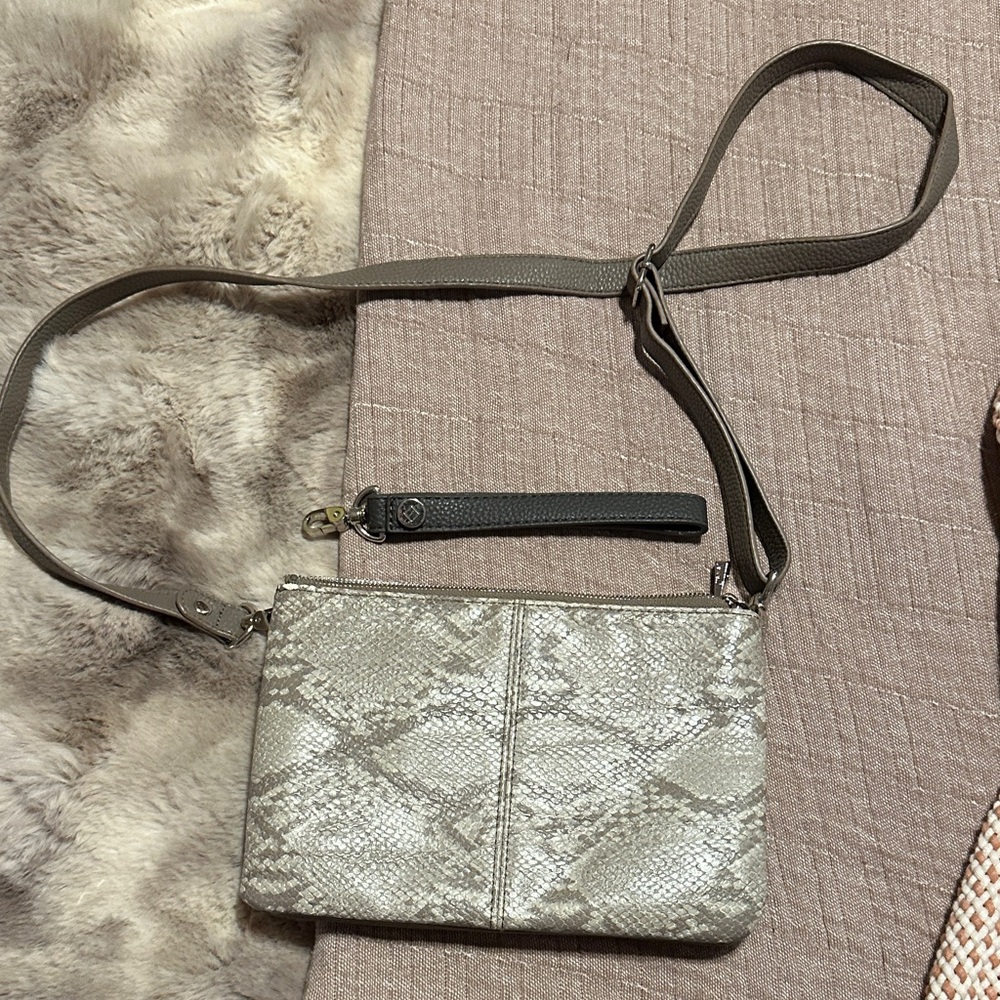 Elegant Snakeskin Crossbody Bag in Gray